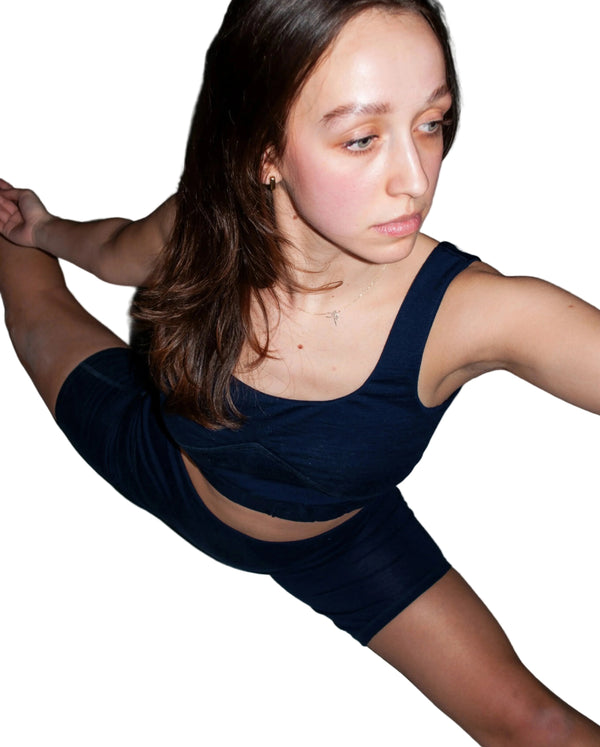 Conjunto Deportivo de Lujo Natural: Top de Lana Merino y Shorts de Seda - Azul Marino y Blanco - Ropa Deportiva Orgánica