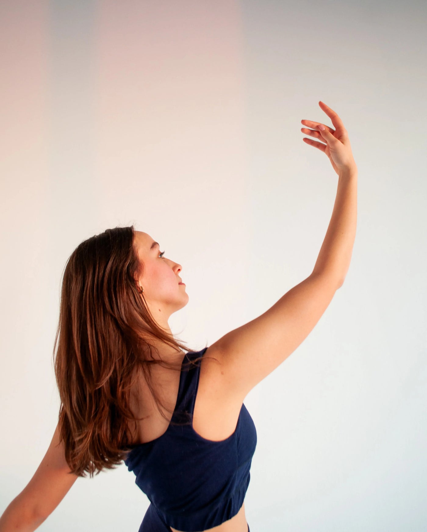 Conjunto Deportivo de Lujo Natural: Top de Lana Merino y Shorts de Seda - Azul Marino y Blanco - Ropa Deportiva Orgánica